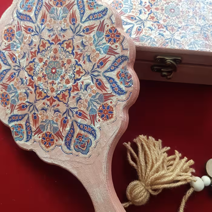 آینه ی دستی پتینه شده با رنگ آجری و حنایی و صورتی و کرم کار شده با ترانسفر