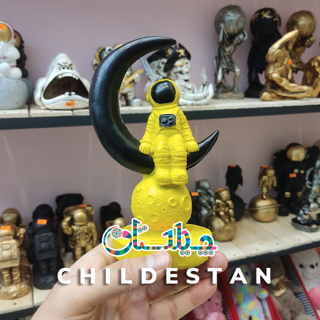 مجسمه دکوری پلی استر فضانورد نشسته روی کره ماه رنگ زرد و مشکی سایز 20 سانتی متر