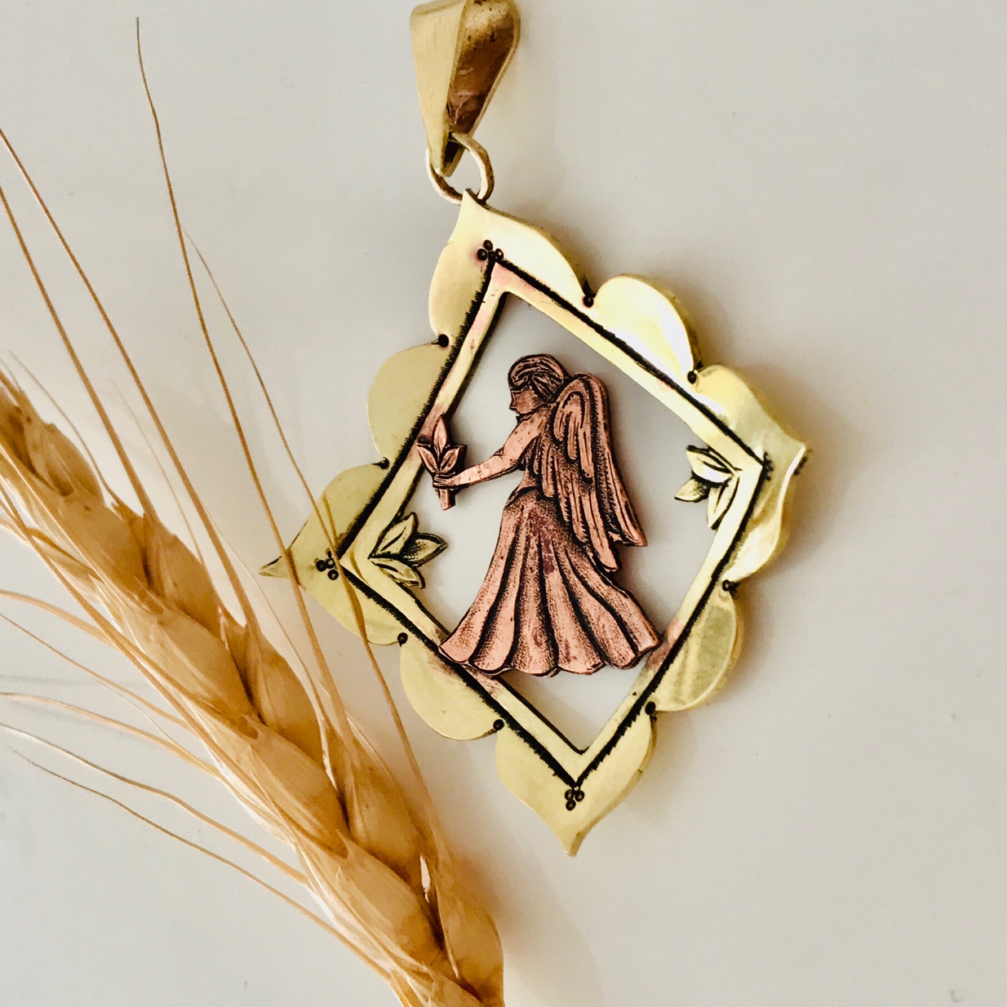 گردنبند قلمزنی دستساز نماد شهریور 