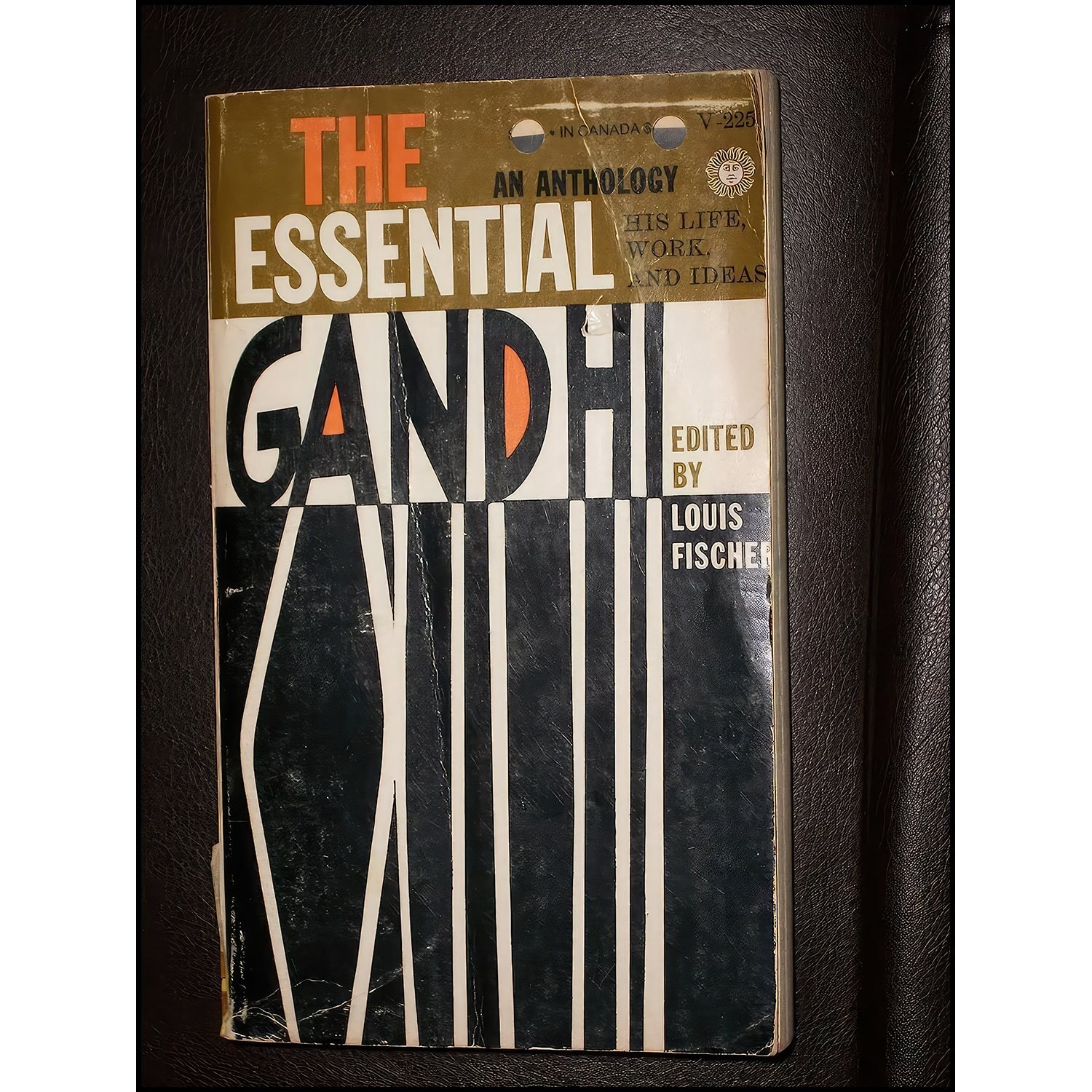 کتاب زبان اصلی Essential Gandhi اثر Mohandas K Gandhi and Louis Fischer