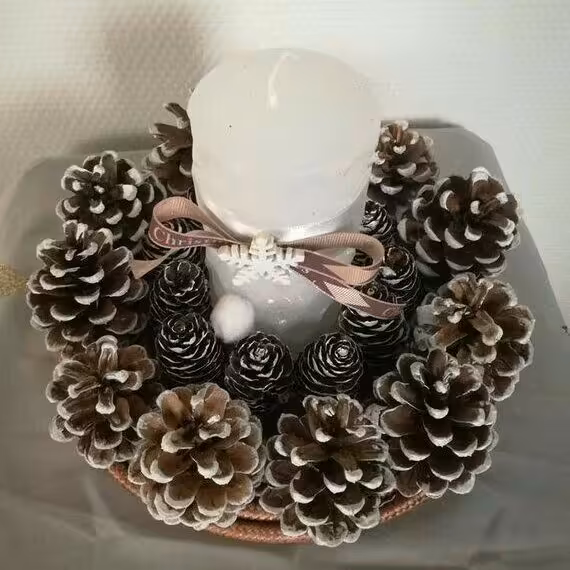 شمع تزئینی سفید با کناره های مخروط