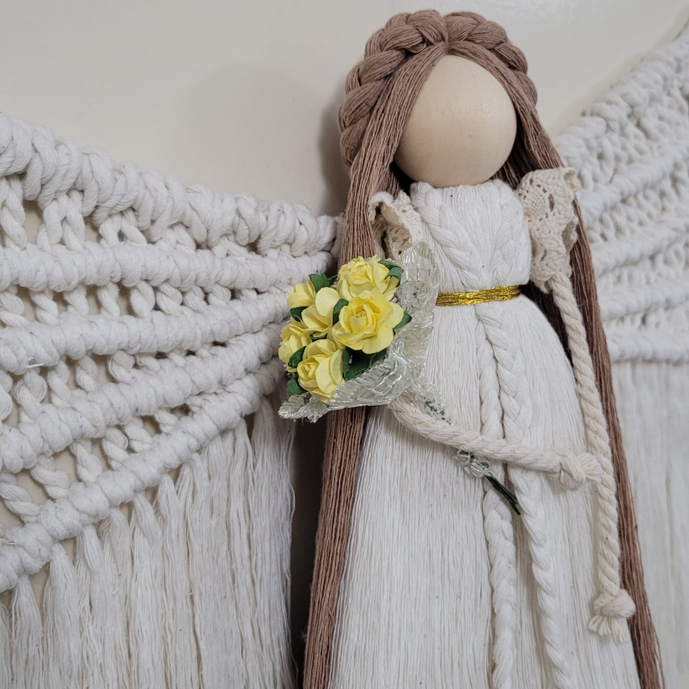 فرشته بالدار مکرومه