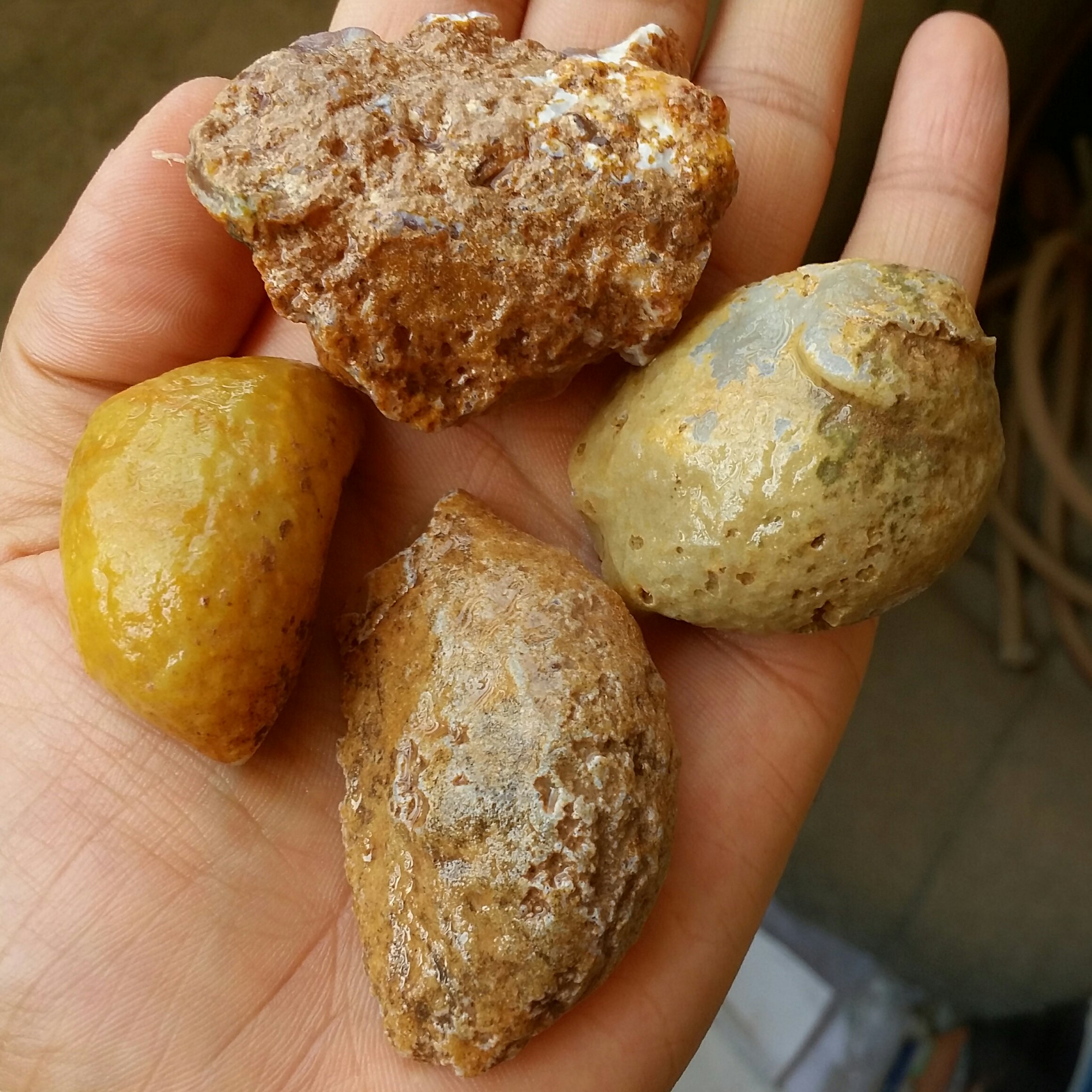 مجموعه 4 عددی سنگ راف خام عقیق توپی برش نخورده 100 در 100 طبیعی سرشار از خواص شاهکار خلقت
با قابلیت ساخت چندین نگین زیبا