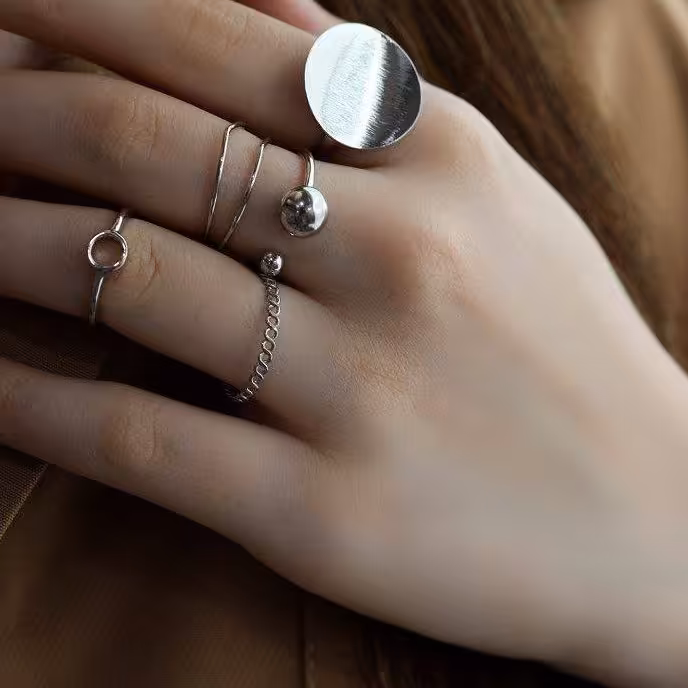 انگشتر پک5تایی سه لایه آبکاری بسیار شیک و خاص 
مراقبت در برابر الکل و شوینده

