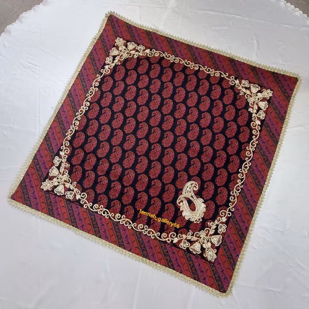 رومیزی ترمه اصل .سرمه دوزی شده .ابعاد 1در1 .حاشیه دوزی و آستردوزی شده .کار شده با سرمه ضمانتی رنگ ثابت .دوخت استادکار