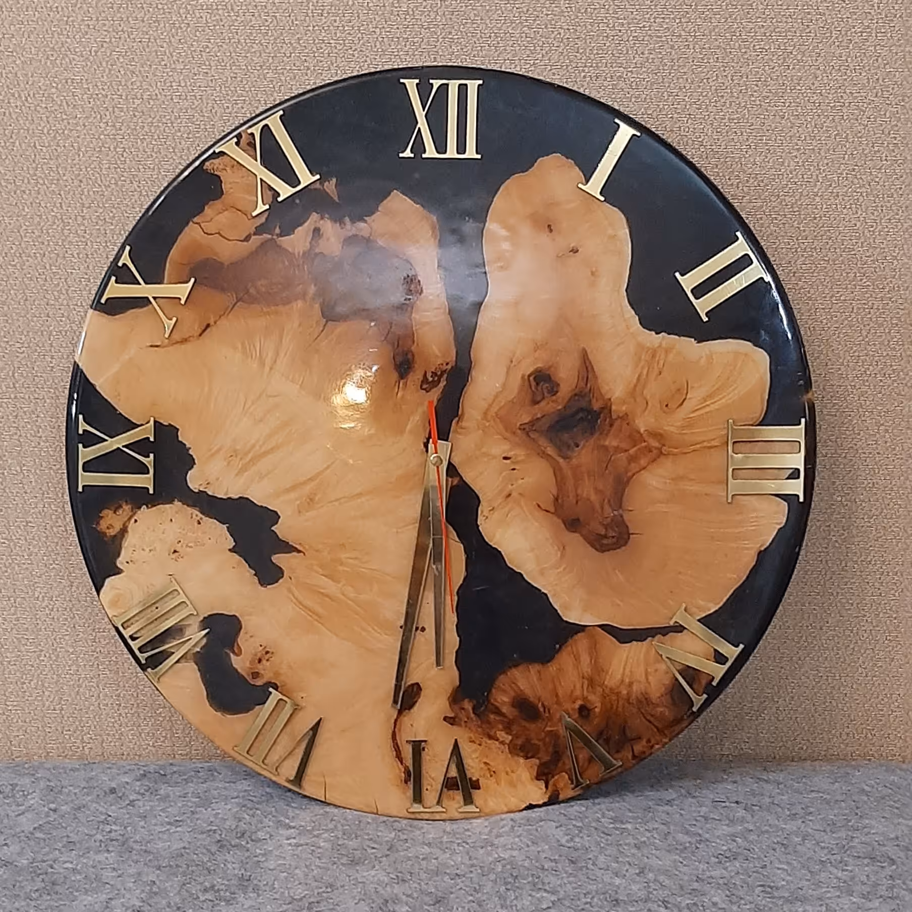 ساعت چوبی و رزین مشکی