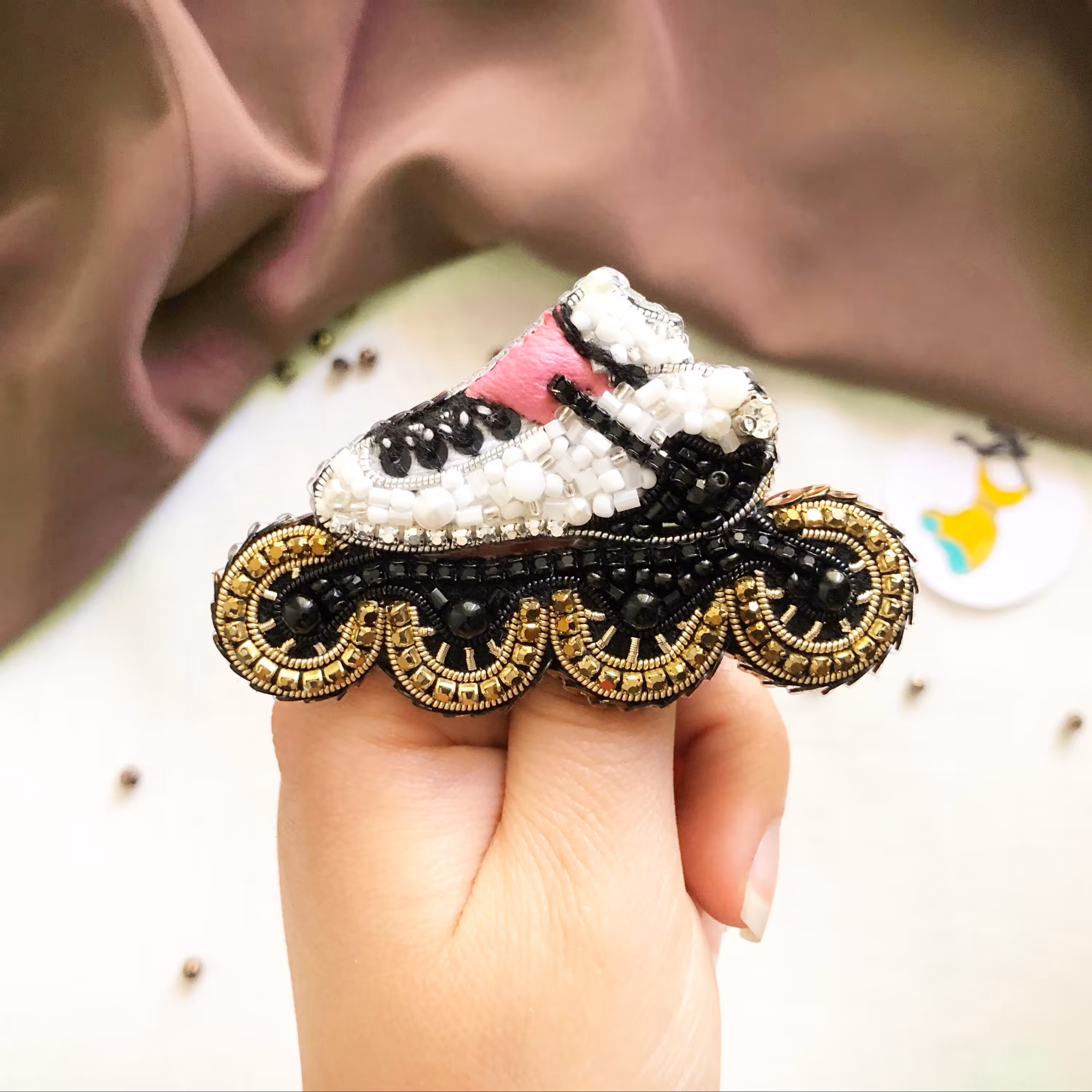 سنجاق سینه جواهردوزی اسکیت سرعت