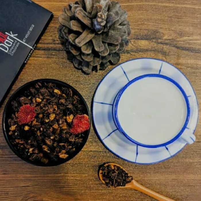گرانولا رژیمی فندق شکلات تلخ  