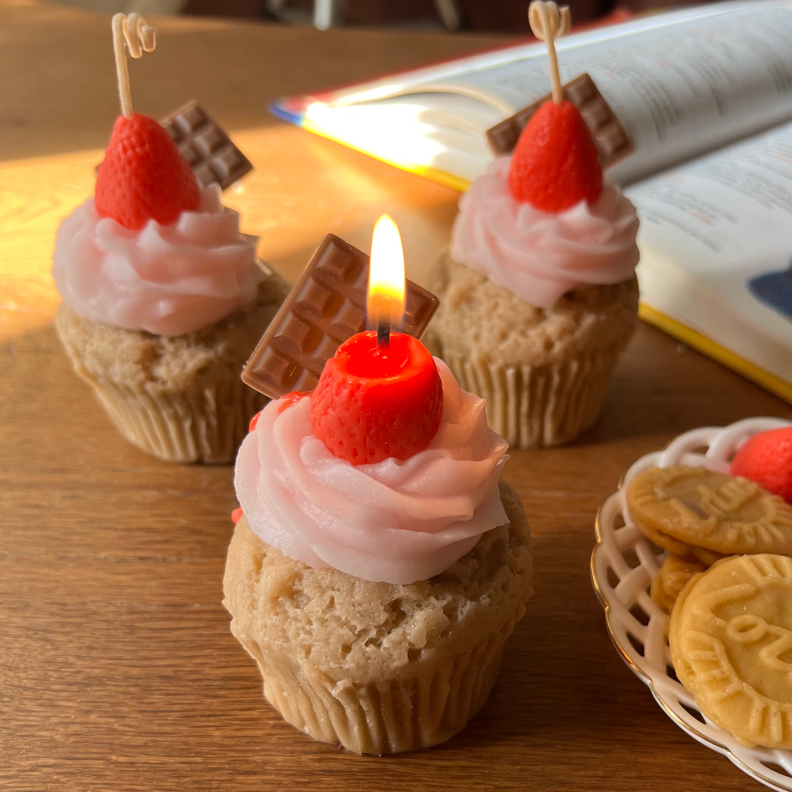 شمع کاپ کیک توت فرنگی و شکلات