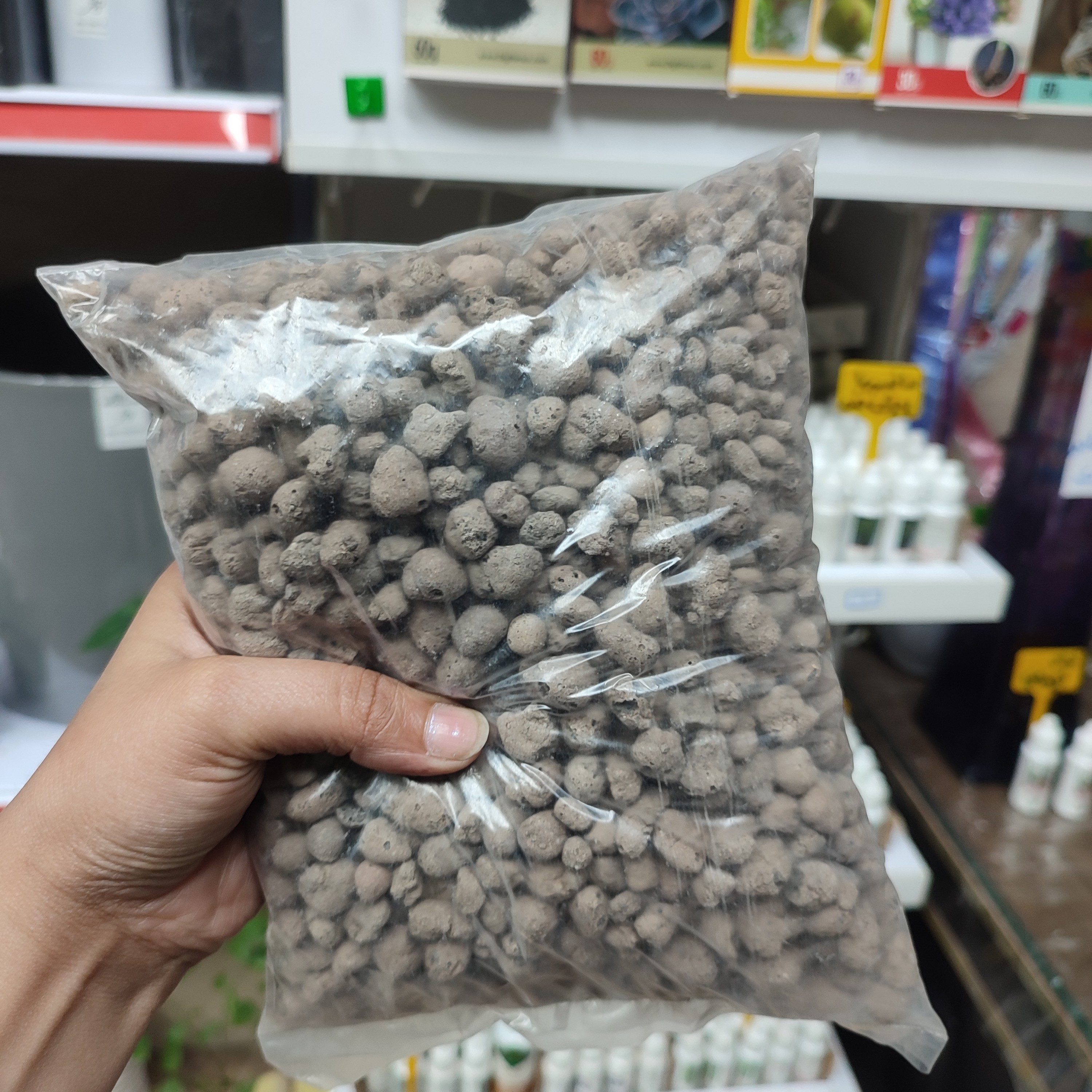 پوکه لیکاپن برای زهکشی کف گلدان