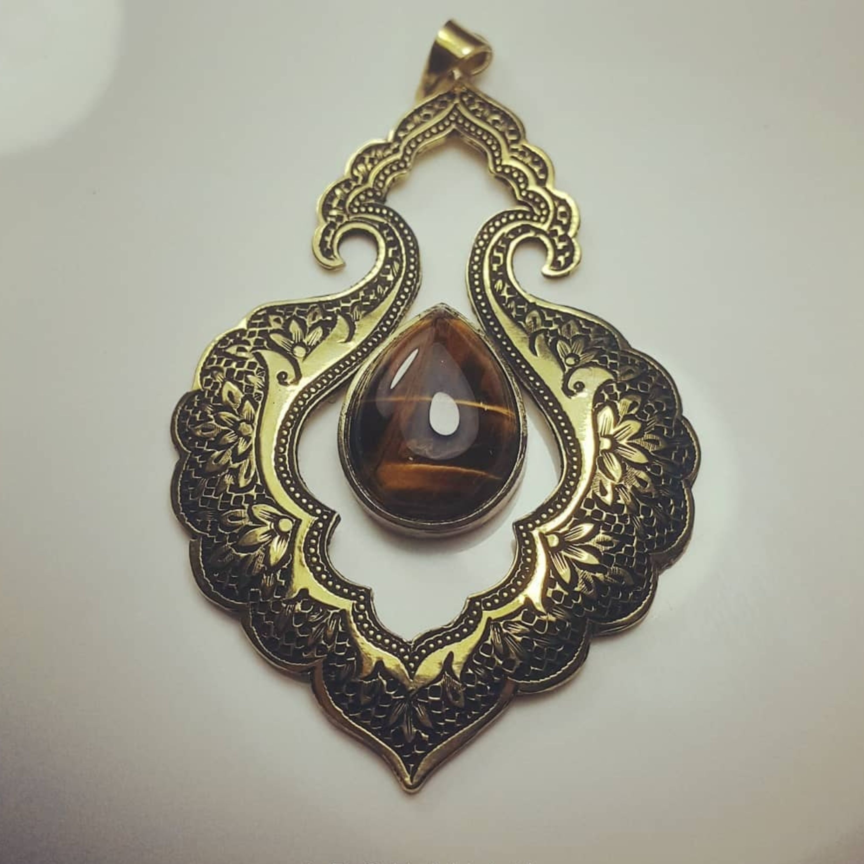 گردن آویز برنجی با نگین چشم ببر
