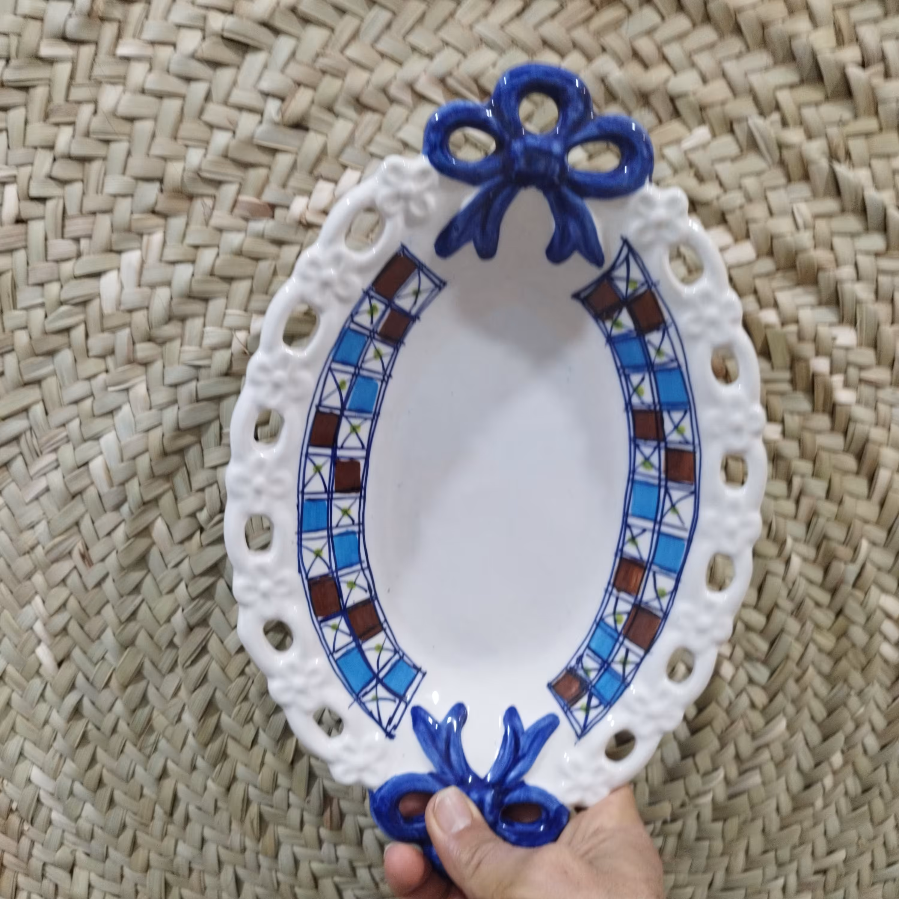 ظرف پذیرایی سرامیکی دست ساز با طرح زیبای شطرنجی.  