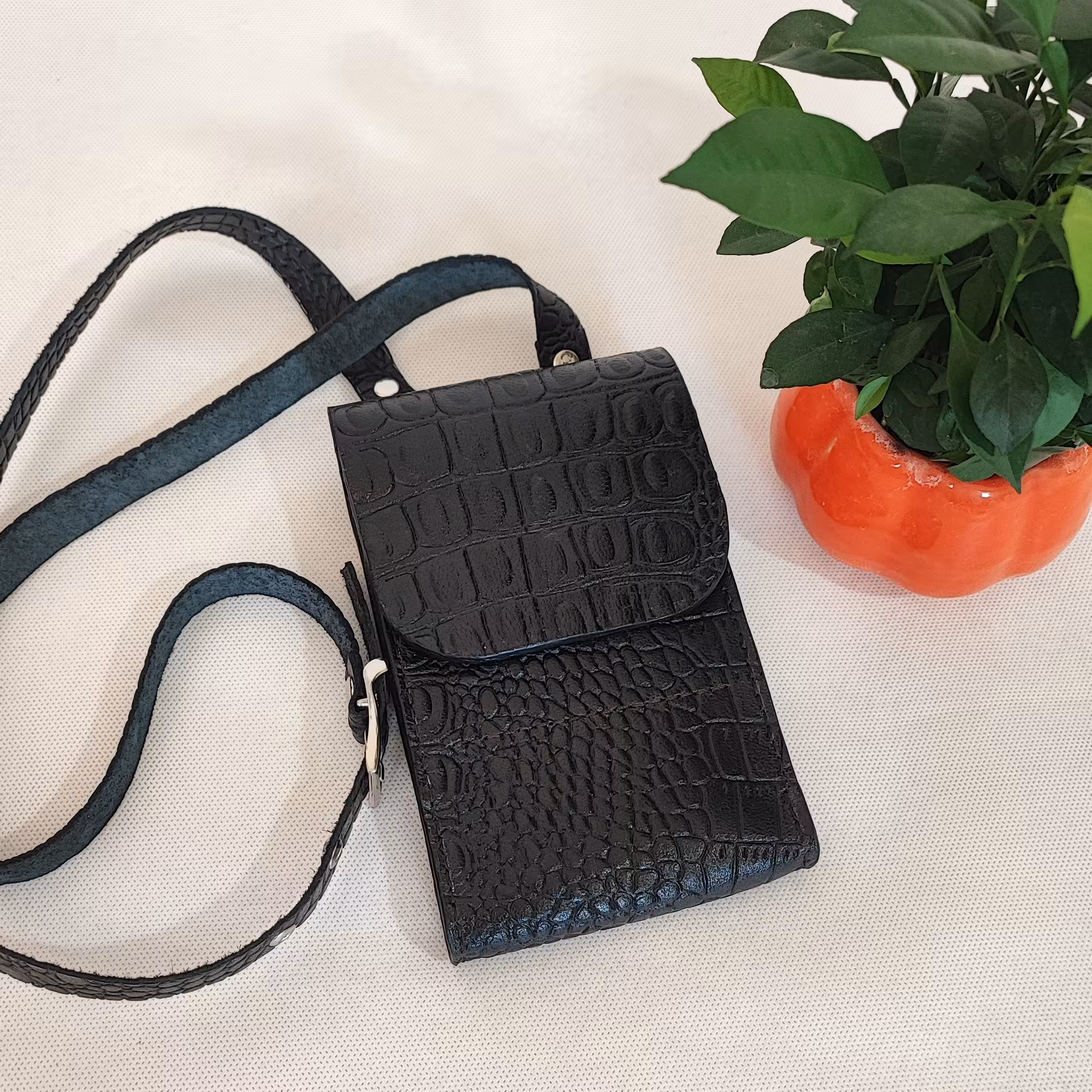 کیف موبایل و کارت بانکی چرم طبیعی و دستدوز فضای مناسبی برای انواع سایز گوشی که به صورت دوشی استفاده میشه مناسب همه