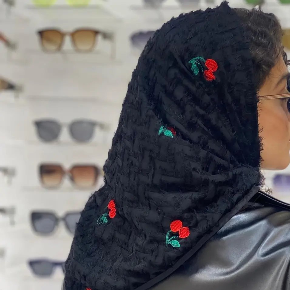 مینی اسکارف طرح آلبالو زمینه مشکی