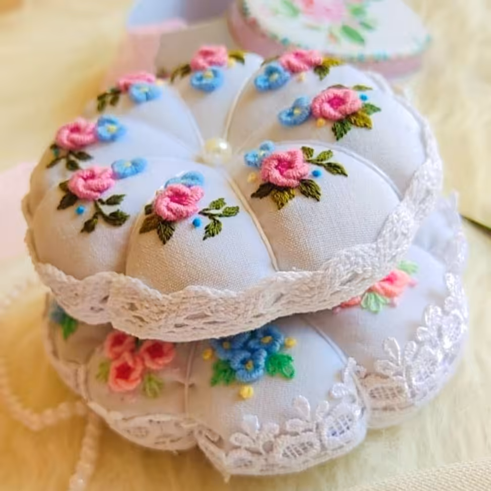 جاسوزنی گلدوزی شده.قطر 12سانتی.رنگ سفید جنس پارچه کتان 