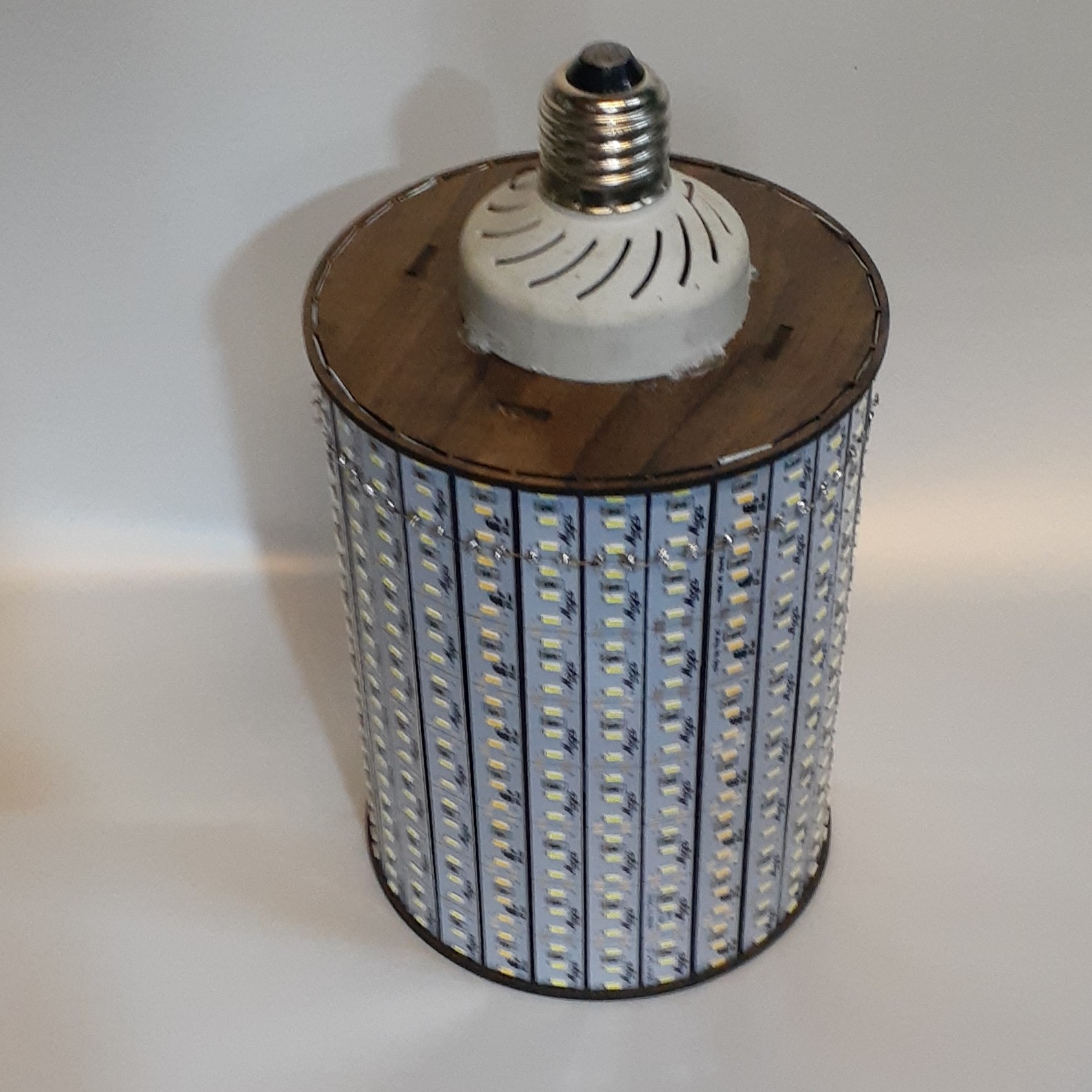 لامپ طرح استوانه رنگ آفتابی و مهتابی جنس بدنه چوبی فوق کم مصرف ضمانت یکساله