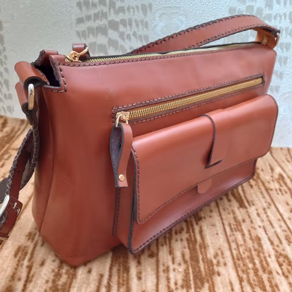 کیف دوشی زنانه چرم طبیعی دستدوز 23 در 33 سانتی متر با بند دوشی قابل تنظیم 