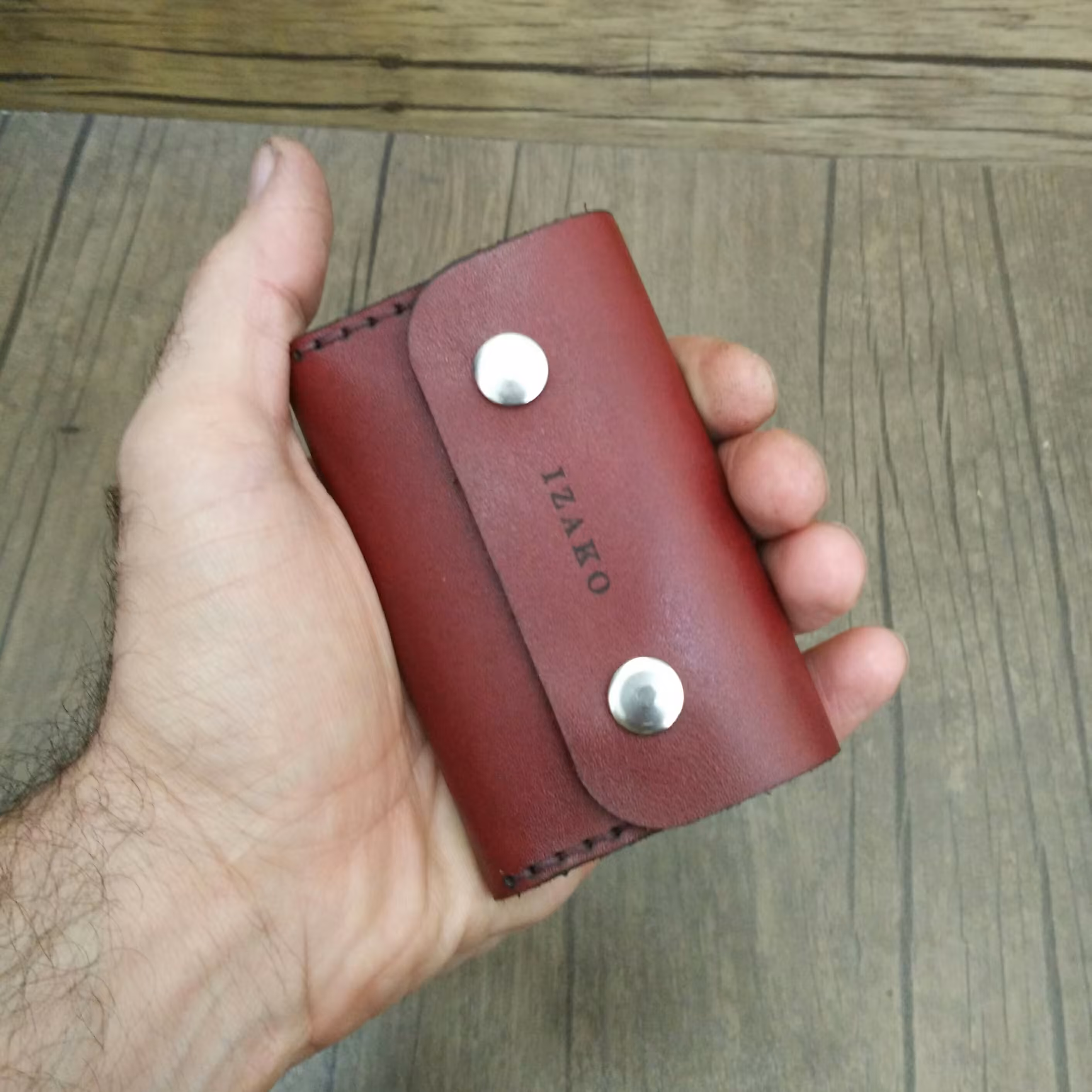 جاکارتی آکاردئونی چرم گاوی دستدوز رنگ زرشکی صاف i-163 برند ایزاکو