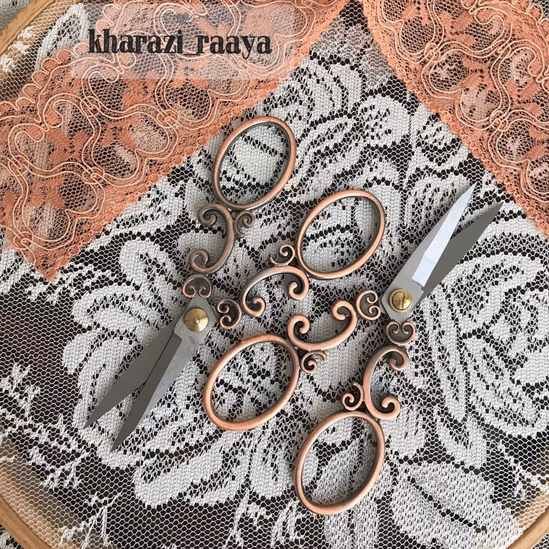 قیچی استیل ِ رنگ ثابت  با تیغه های بسیار تیز 