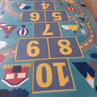 فرش پاتریس  فرش گلیم کودک 400شانه طرح کارتینگ سبز  سایز کناره یک در یک ونیم متری