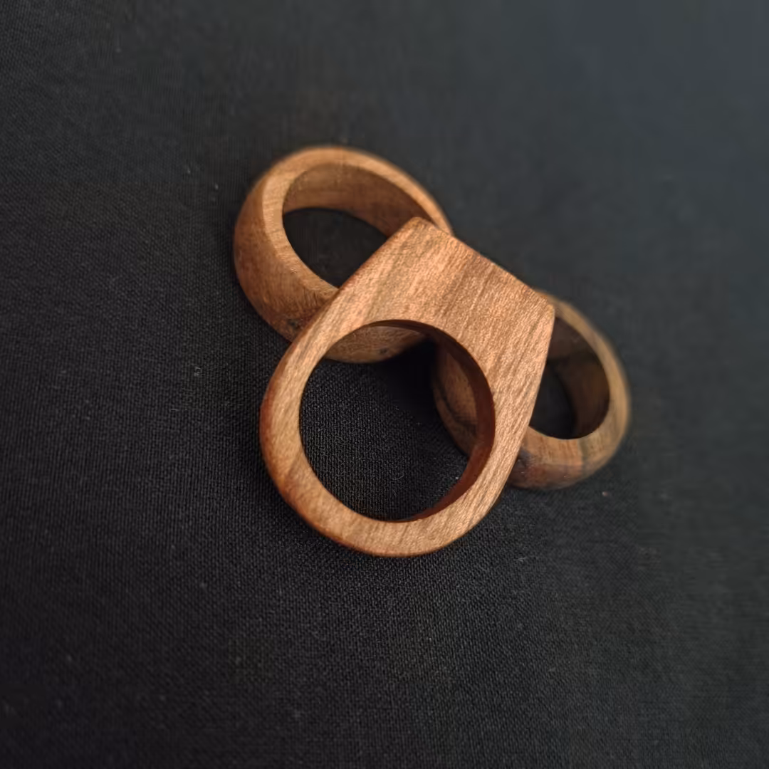 حلقه و انگشتر چوبی