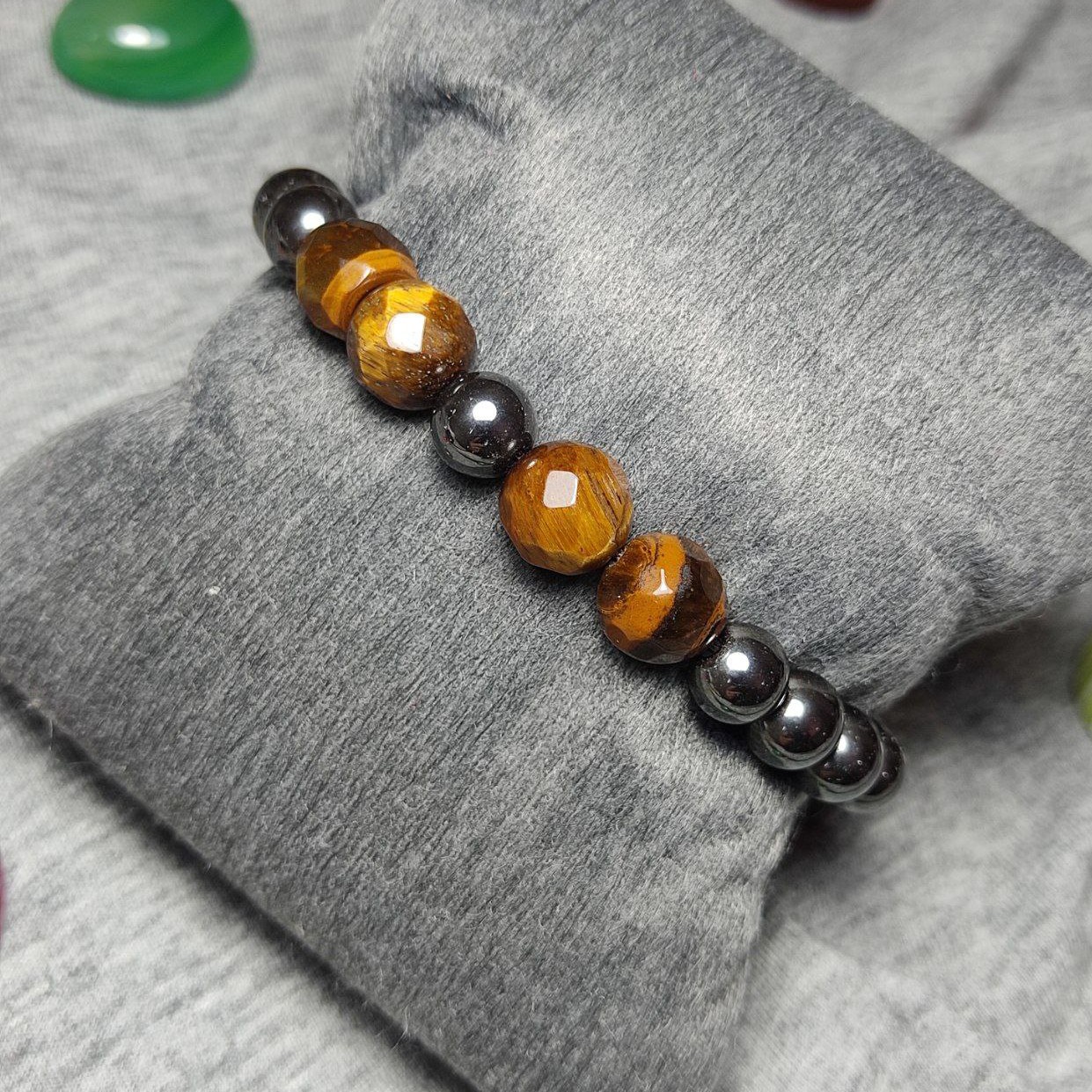  دستبند فوق العاده زیبا با مهره های سنگ حدید و چشم ببر معدنی
کد 28234