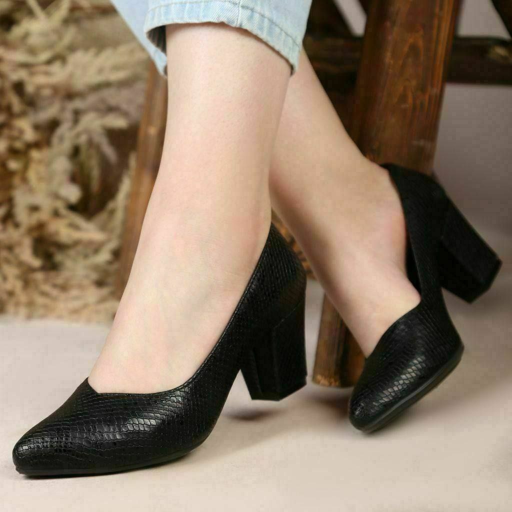 کفش کلاسیک زنانه
کد611
پاخوری شیک
رویه چرم شطرنجی
پاشنه دلتا 5 سانت
کیفیت عالی
size37 ta 41