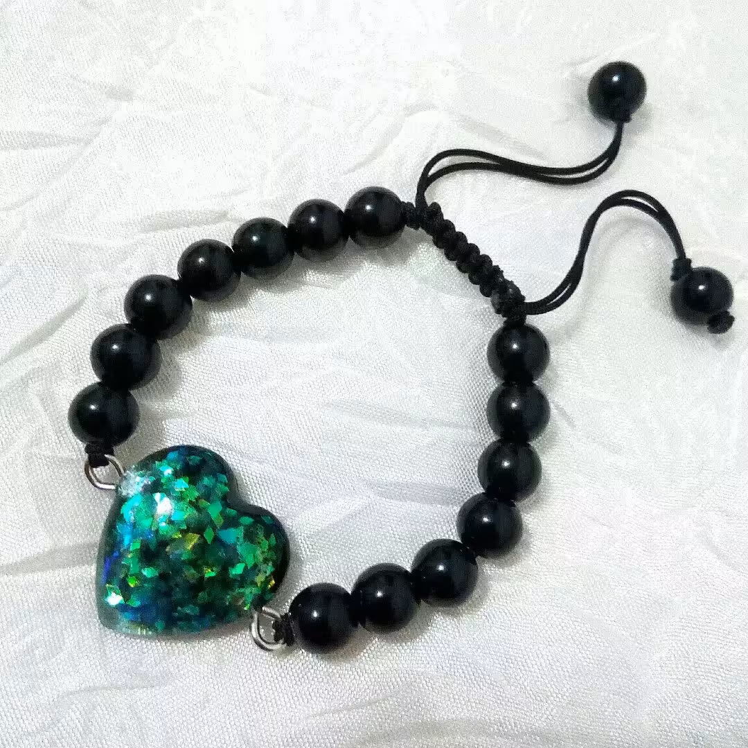 دستبند مهره ای اونیکس 
با نگین قلبی رزینی 