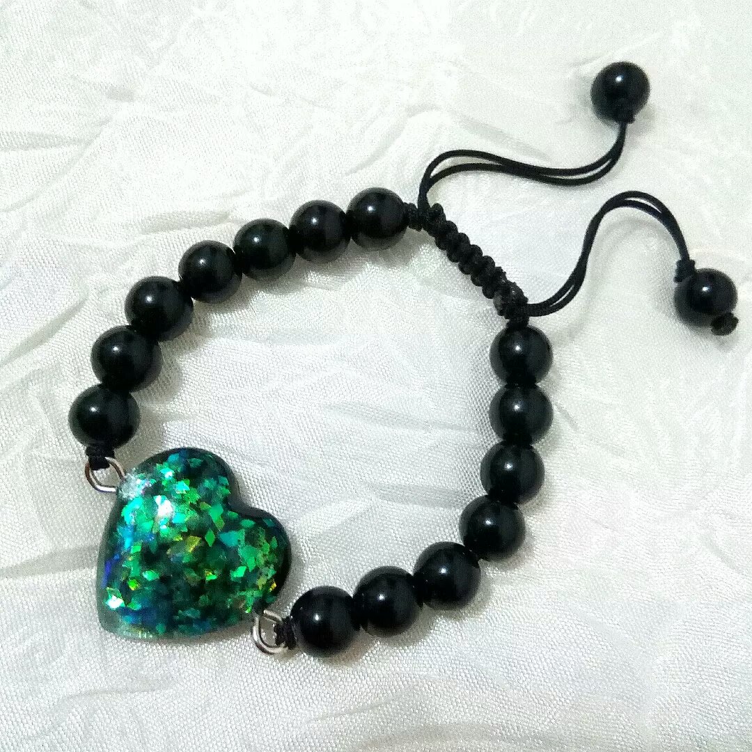 دستبند مهره ای اونیکس 
با نگین قلبی رزینی 