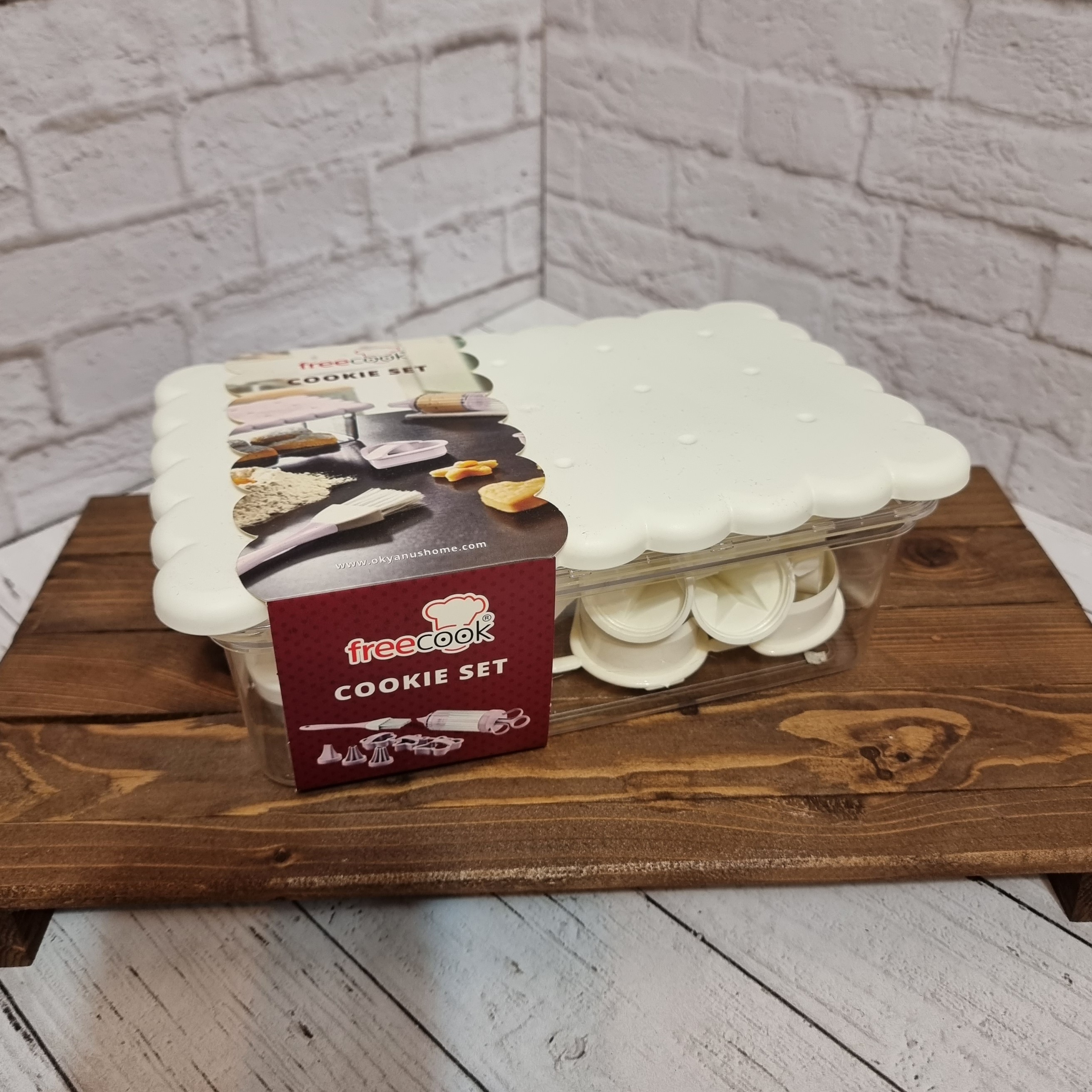 ابزار شیرینی پزی طرح بیسکوییت برند ترک همراه با ظرف نگهدارنده