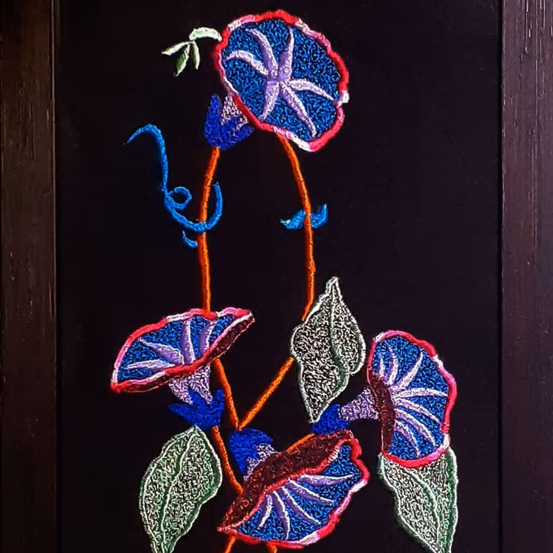 تابلوی کار دست بر روی پارچه با نخ ابریشم طرح نیلوفر آبی