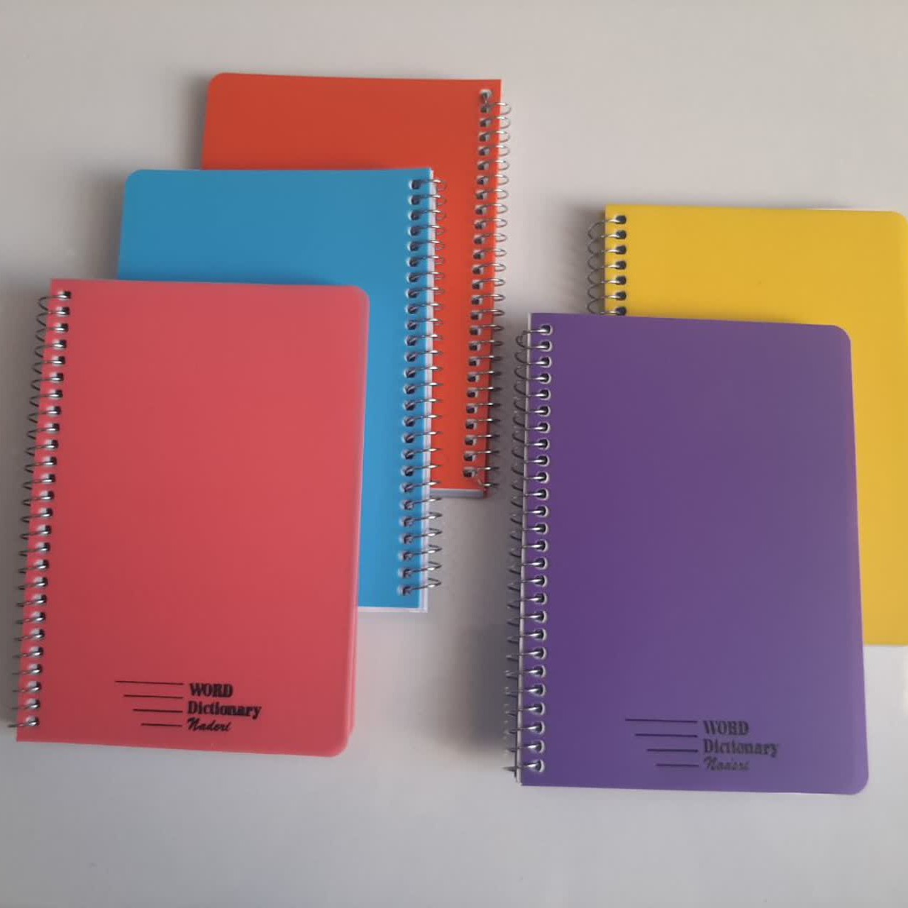 دفترچه لغت سیمی انگلیسی نادری 80 برگ در رنگبندی متنوع دارای سه ستون فارسی ، تلفظ ، انگلیسی 