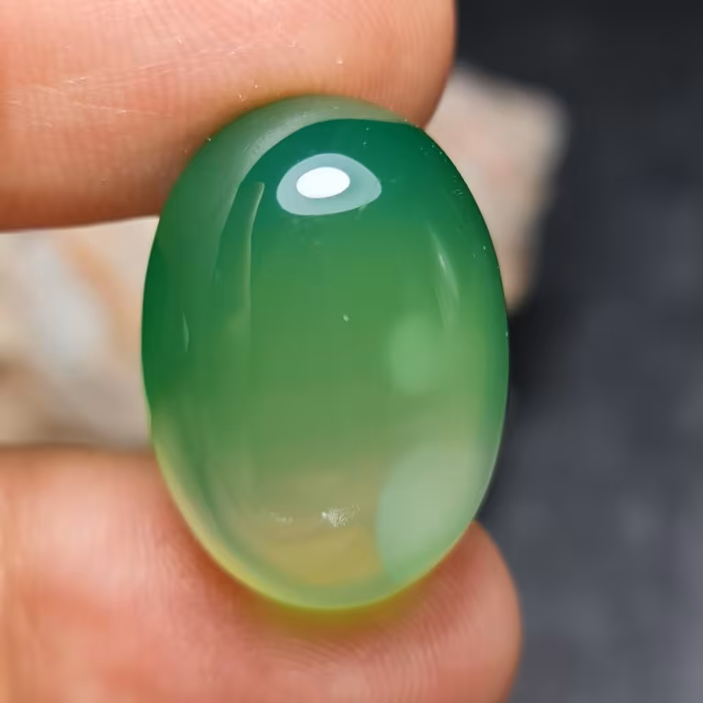  نگین فوق العاده زیبای سنگ عقیق سبز خوش رنگ بسیار خاص اصل معدنی
کد 27298
