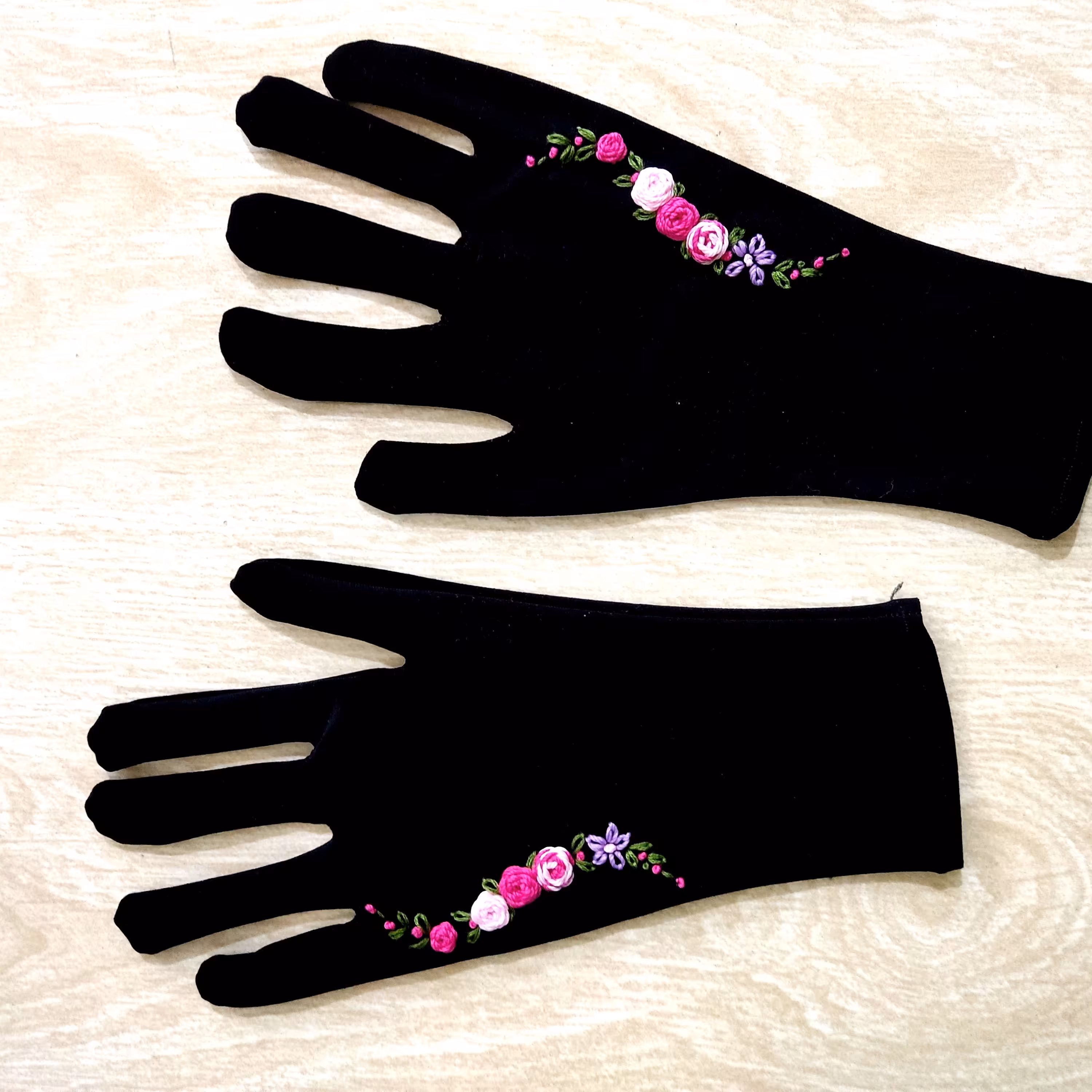 دستکش ریون مشکی گلدوزی شده