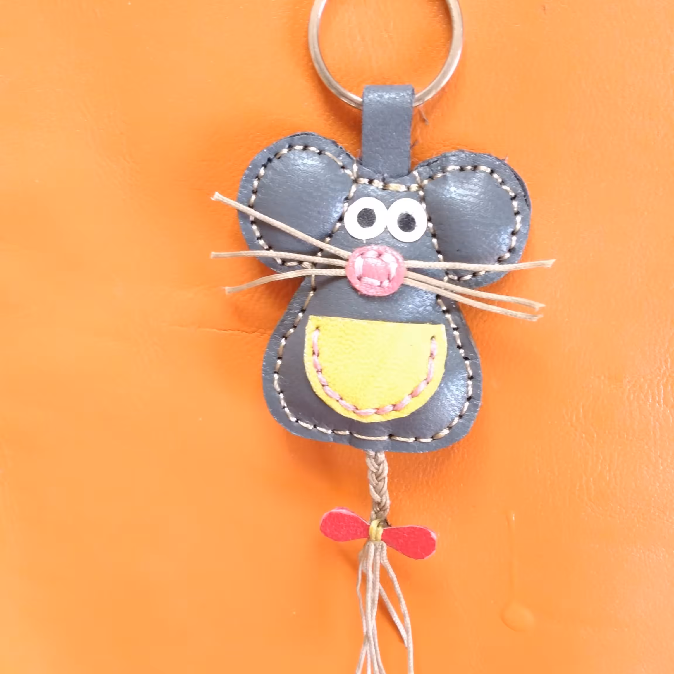 جاکلیدی چرمی 
چرم طبیعی بزی
اندازه 7 8سانتی متر 
رنگ بندی