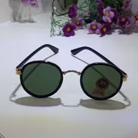 عینک افتابی نوجوان