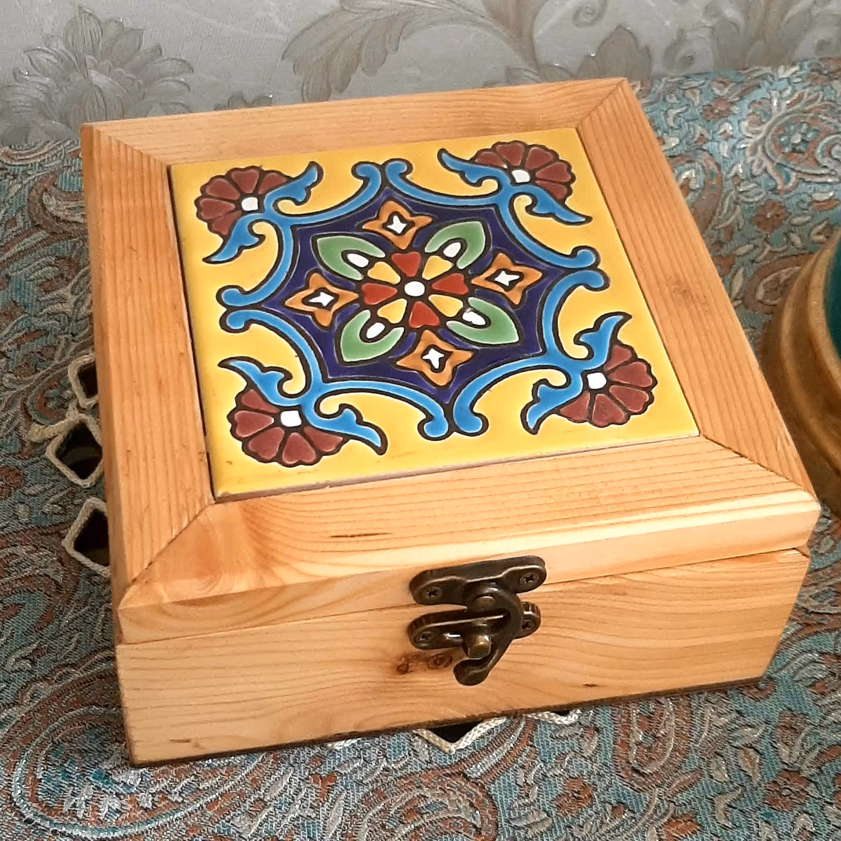 صندوقچه چوبی مزین شده به کاشی لعاب زرد رنگ