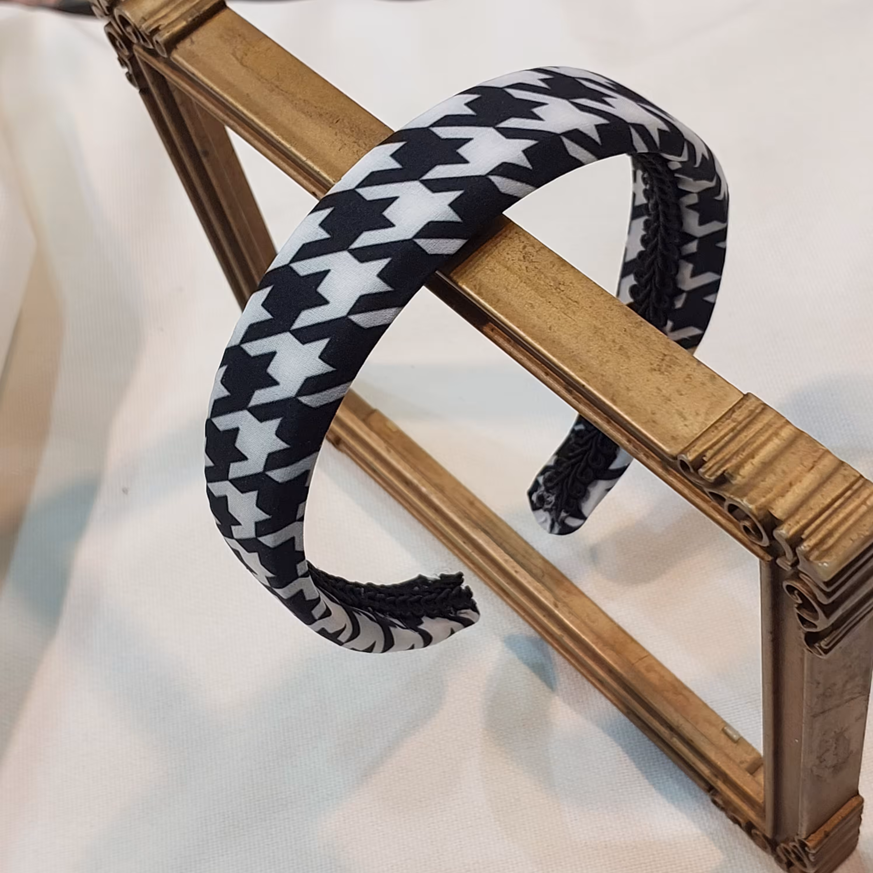 تل ساده ی برجسته  طرح پیجازی  سفید مشکی