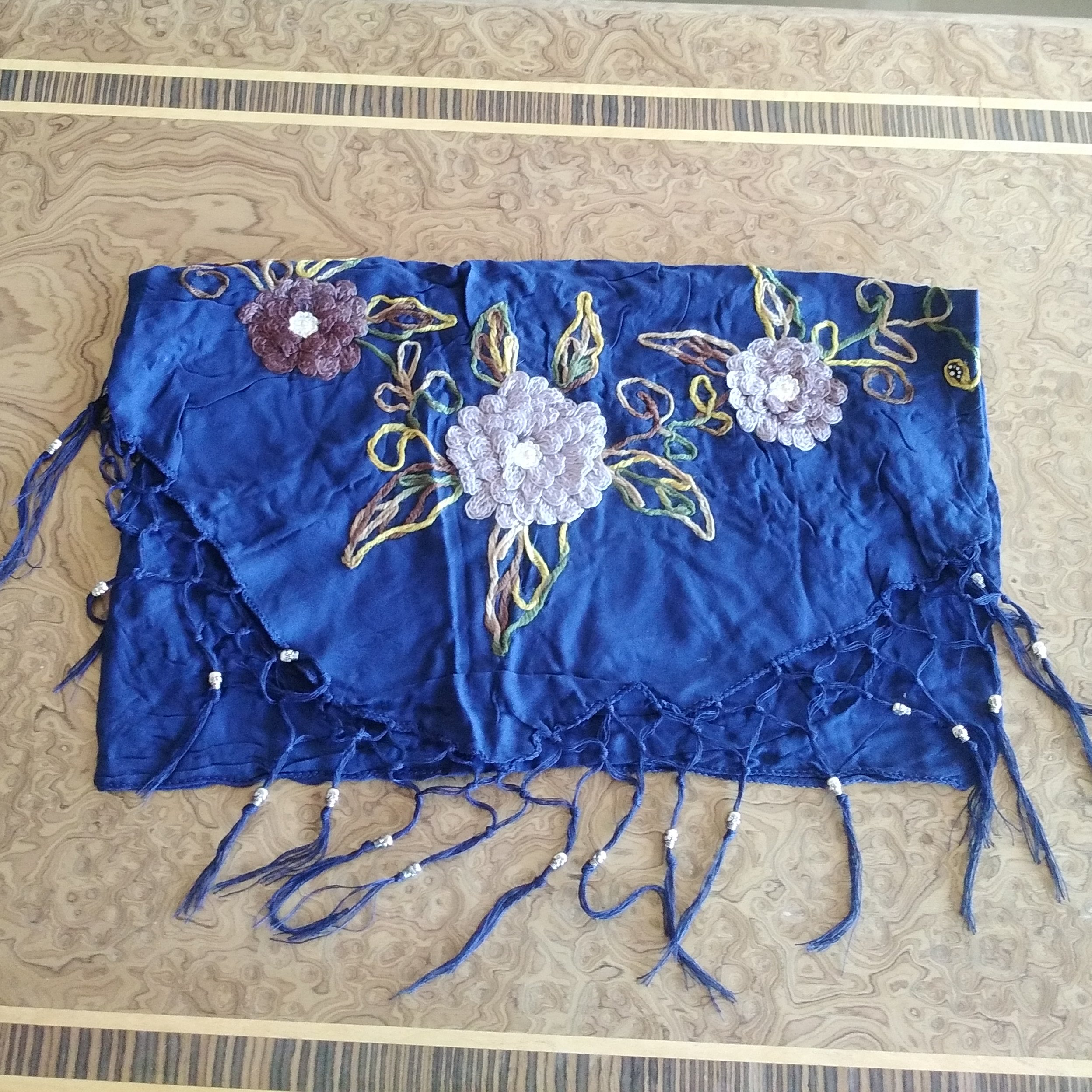روسری هندی 3 گوش نخی گل برجسته در 2 رنگ آبی سرمه ای