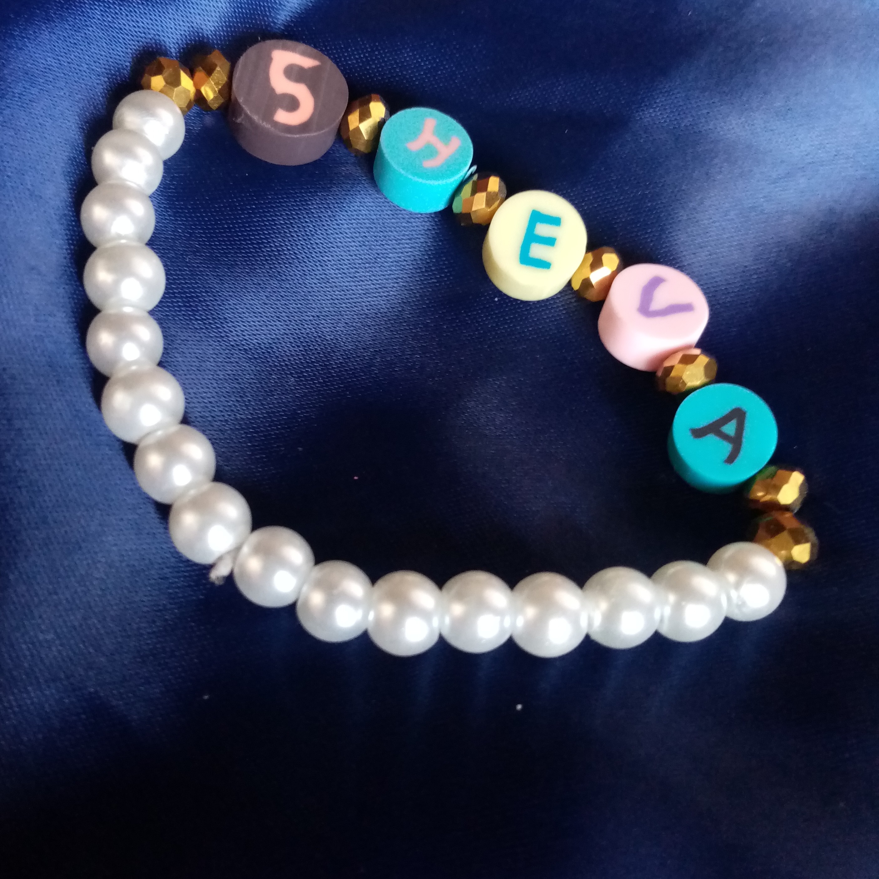 دست بند درخشان، این دستبند زیبا با حروف اسم شما درست شده و رنگ بندی ندارد