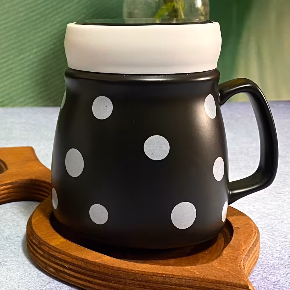 ماگ سرامیکی مدل درب آینه ای طرح خالدار رنگ مشکی