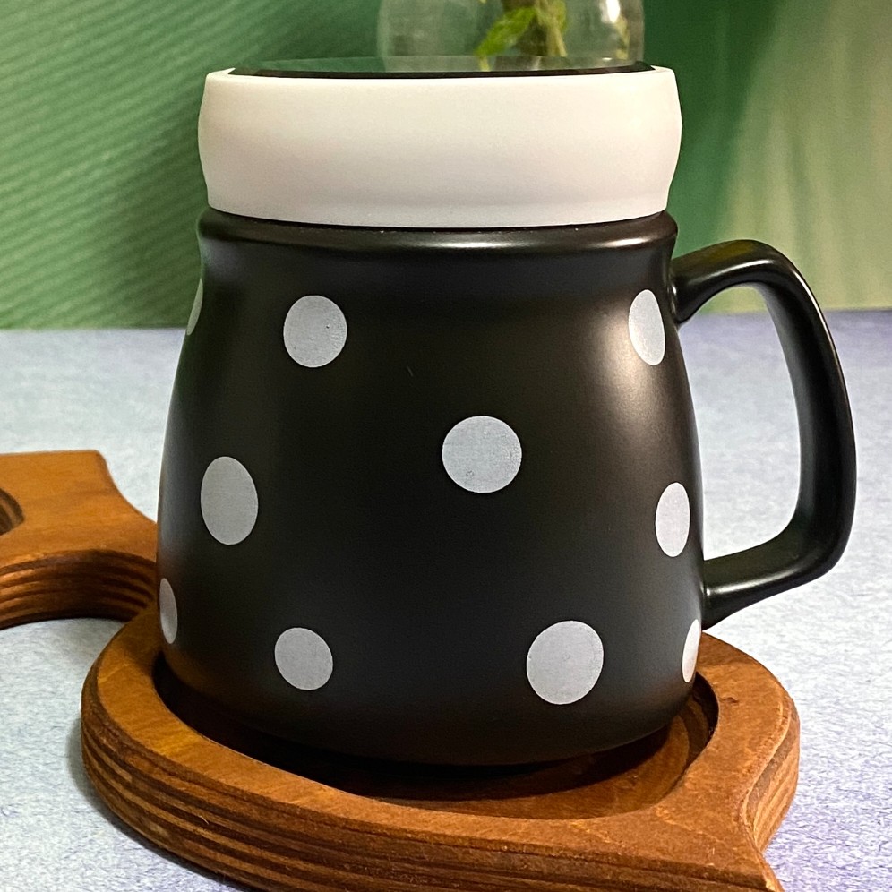 ماگ سرامیکی مدل درب آینه ای طرح خالدار رنگ مشکی