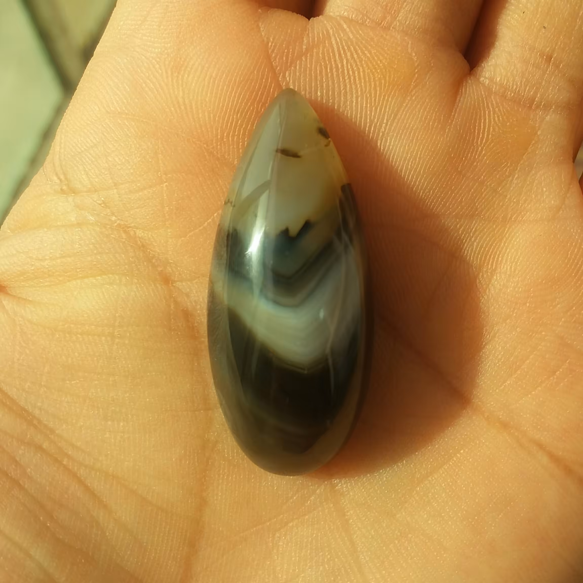 نگین عقیق سلیمانی با تراش و طرح و رنگ خاص و بسیار زیبا و تکرار نشدنی