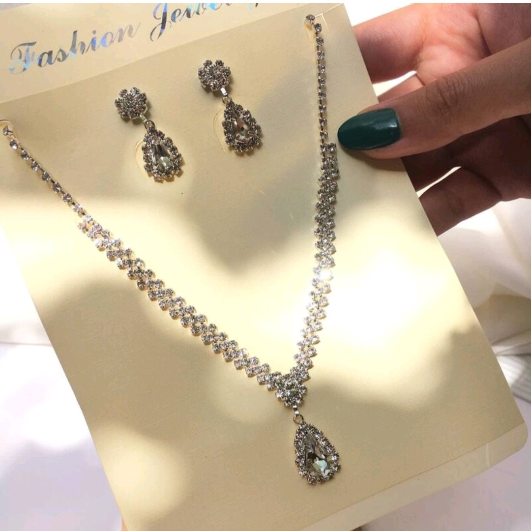 نیم ست گردنبند و گوشواره نگین اشکی 