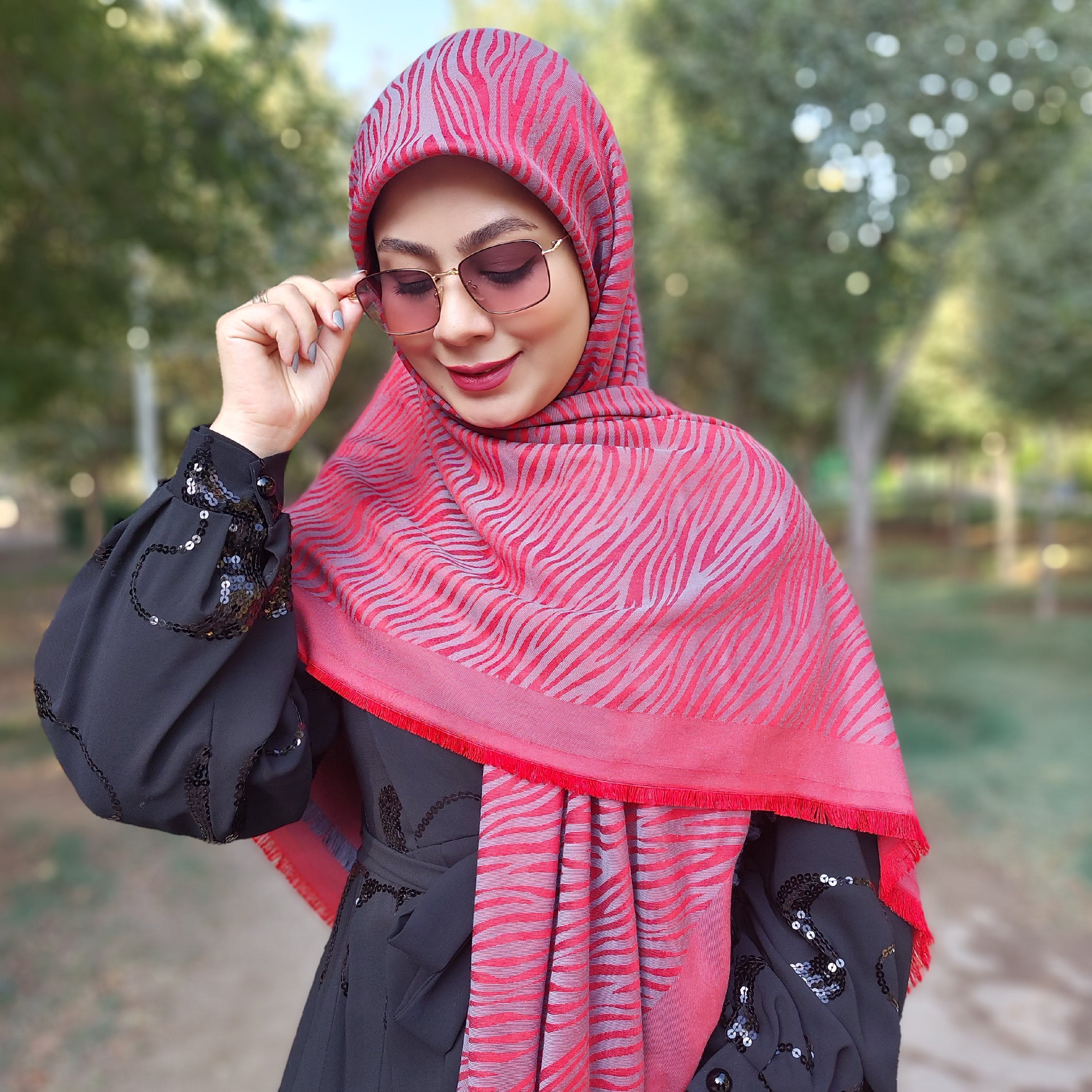 روسری ژاکارد نخ طرح زبرا رنگ قرمز طوسی