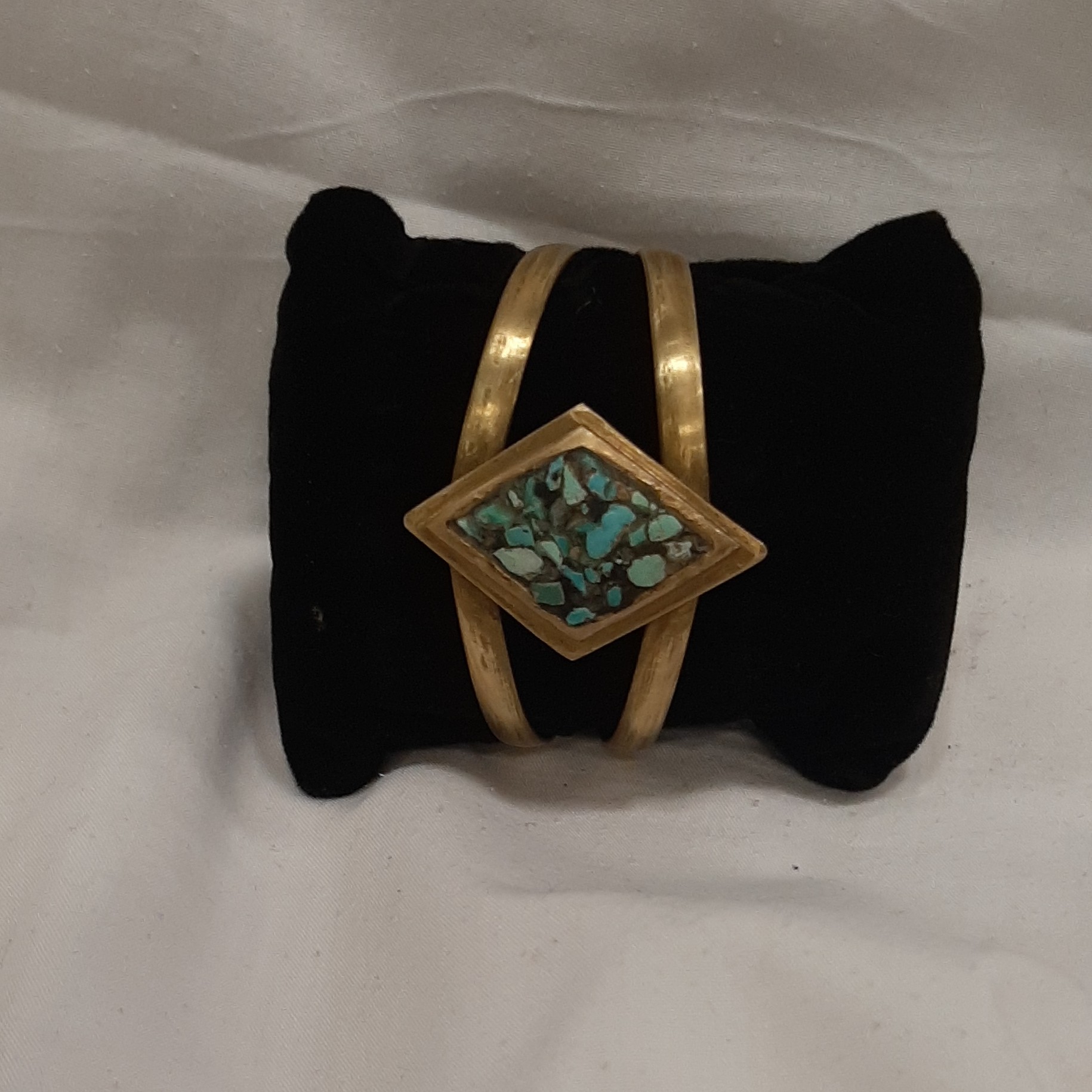 دستبند برنجی فیروزه کوبی شده فیروزه اصل نیشابور  تک خاص  شیک کاملا دستساز رنگ ثابت قابل شستشو مناسب هدیه دادن زیبا سبک