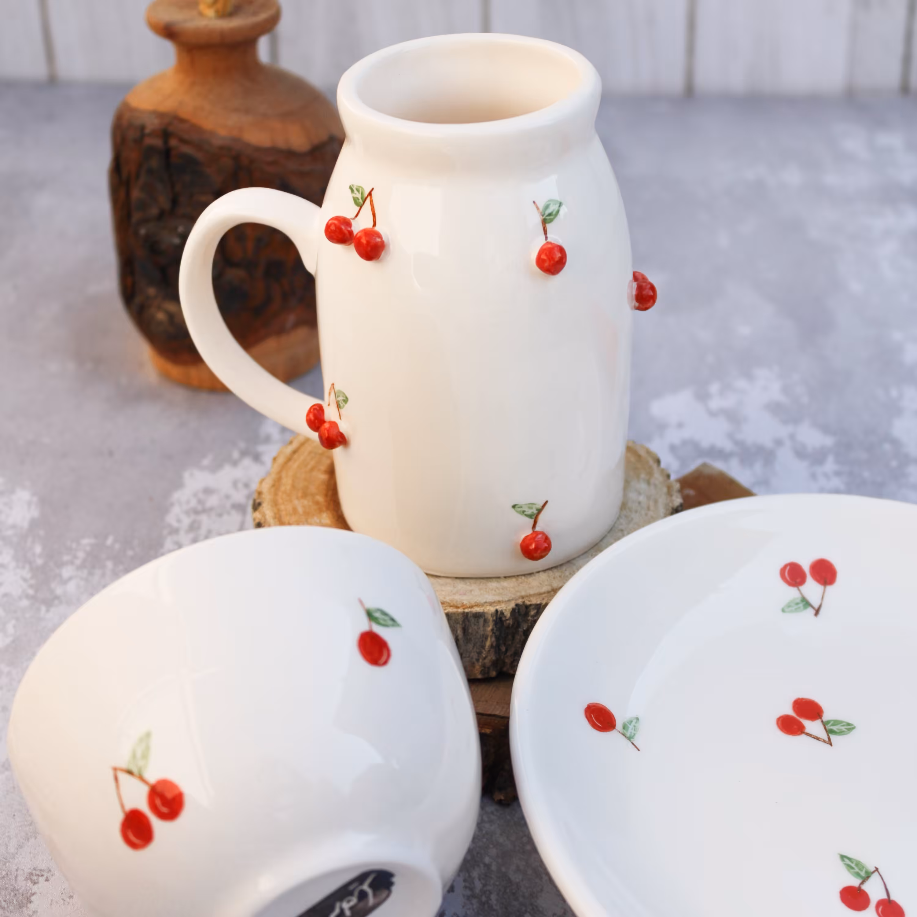 سِت جذاب ماگ و کاسه و بشقاب میوه ها