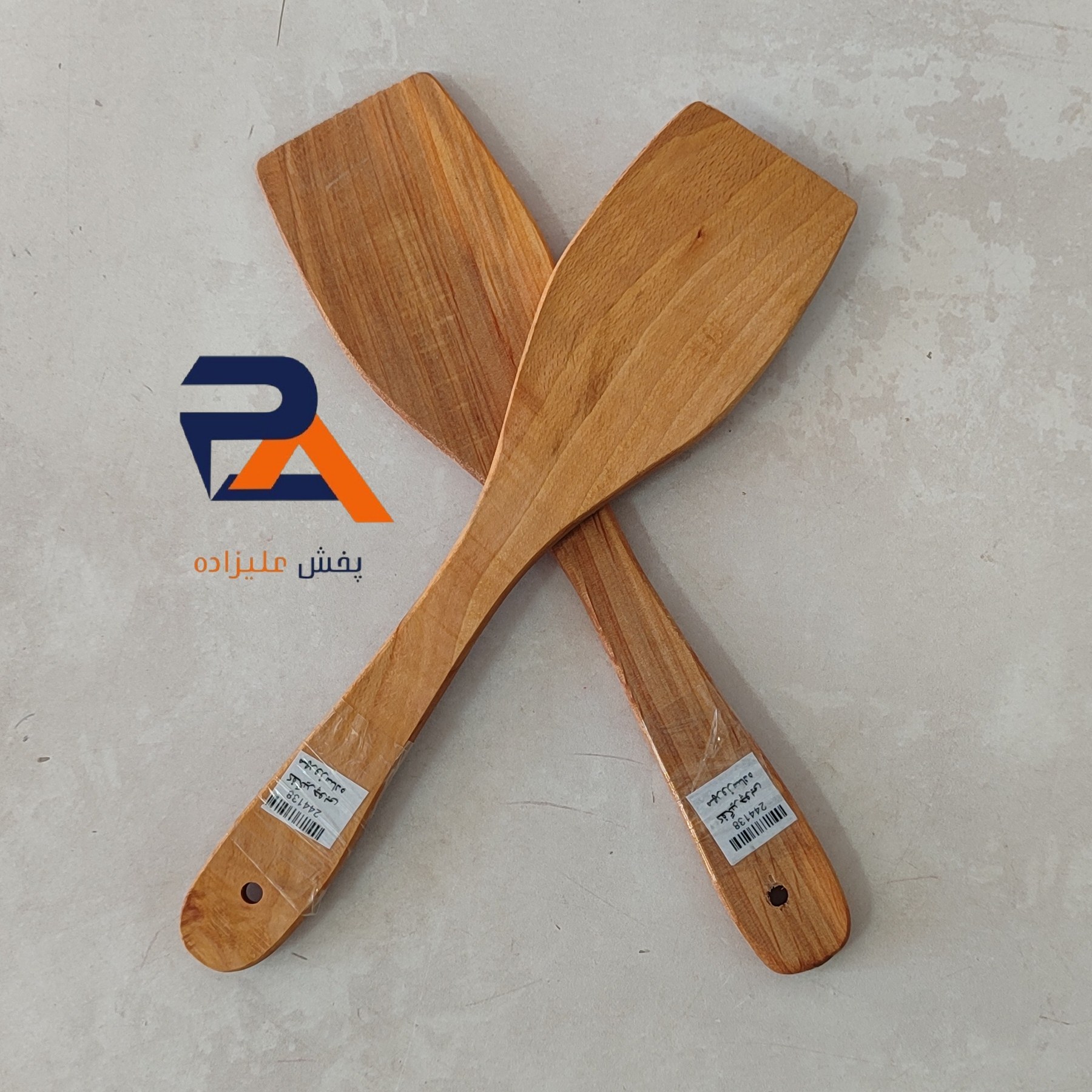 کفگیر برگردان چوبی دارای حلقه آویز باکیفیت و منطبق بر محیط زیست مناسب ظروف تفلون و نچسب