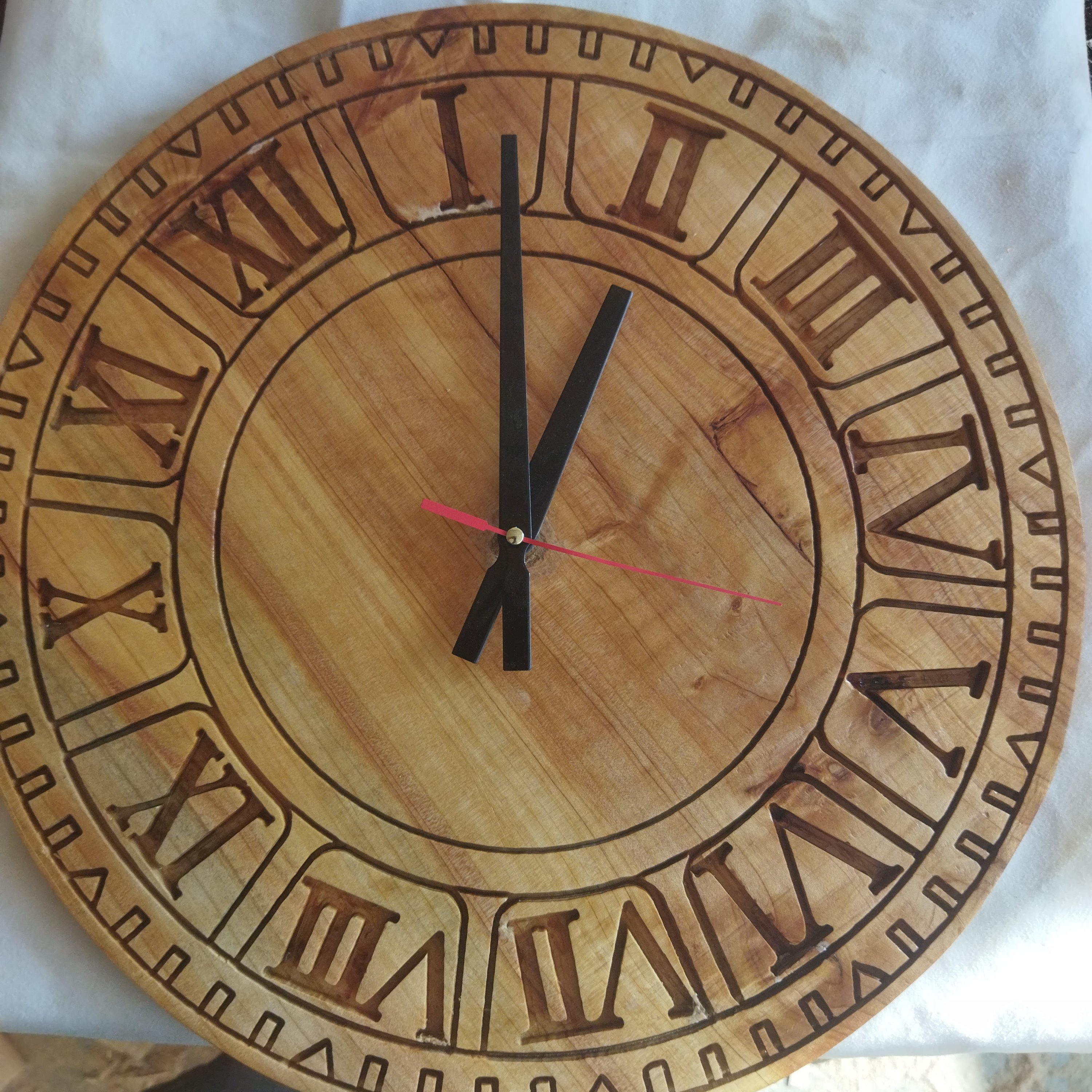 ساعت دیواری چوبی 40سانتی طرح حروف  یونانی