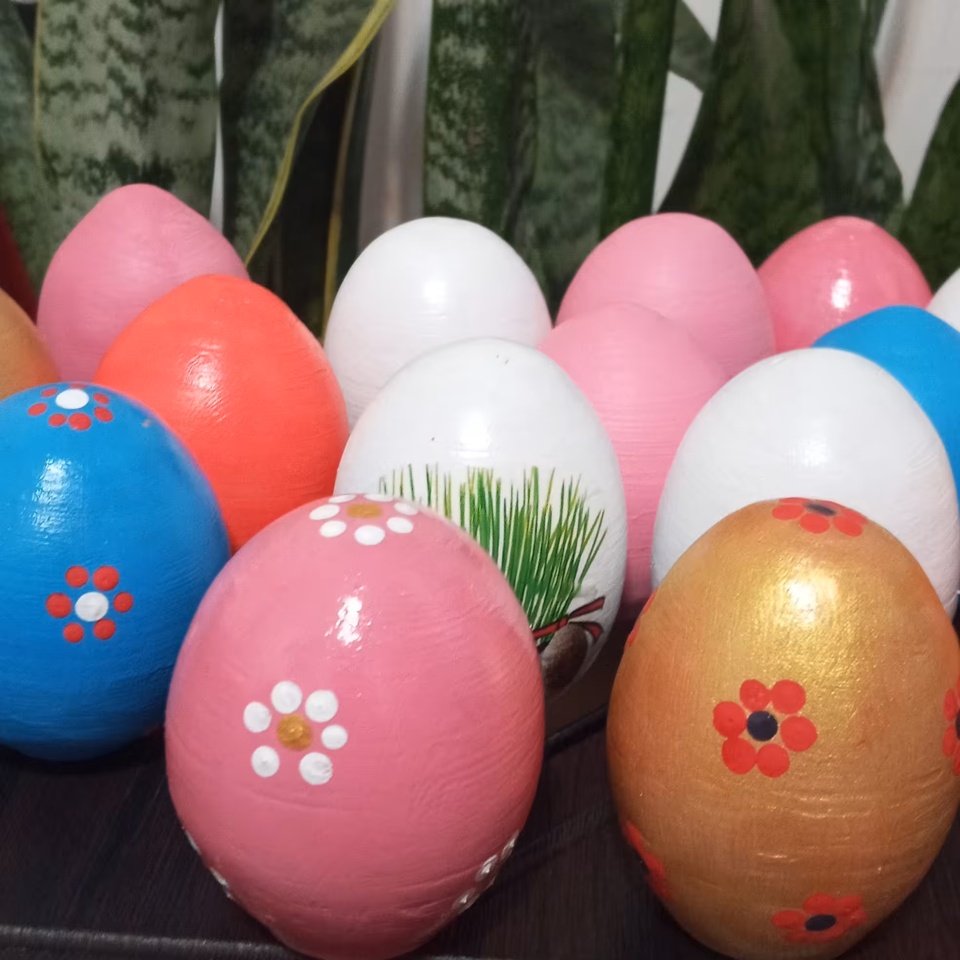 تخم مرغ سفالی در طرح ورنگهای مختلف.انجام کاربه سلیقه ی مشتری گرامی 